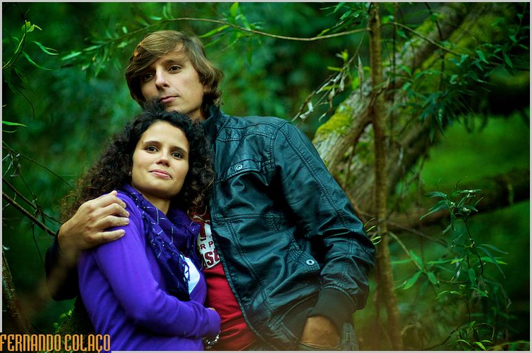 Noiva abraça a noiva no verde da Serra de Sintra.