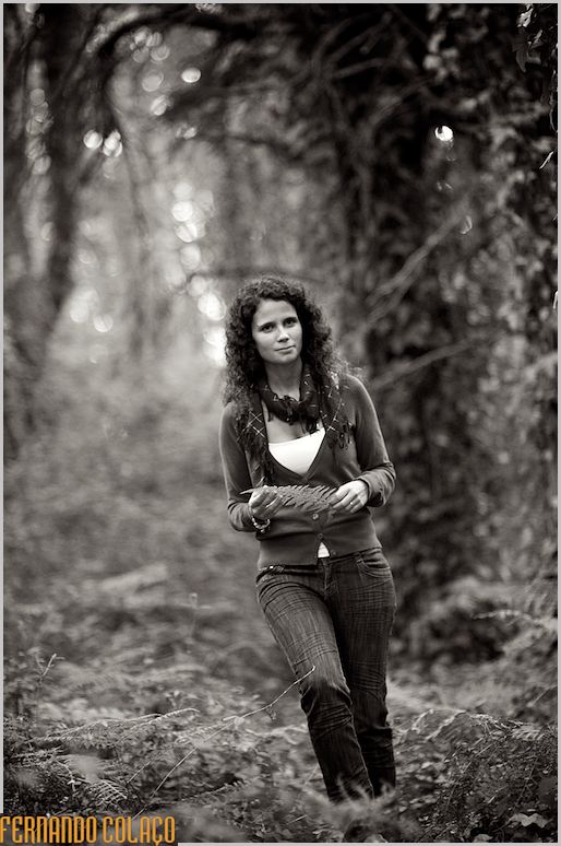 A noiva caminha pelo bosque da Peninha em Sintra.