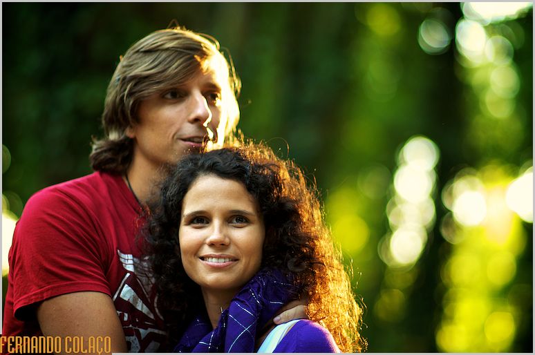De rostos juntos, o casal com o verde da Serra de Sintra.