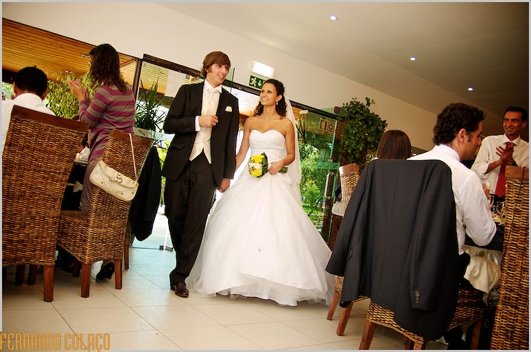 Os noivos entram na sala de refeição do casamento na Quinta das Riscas.