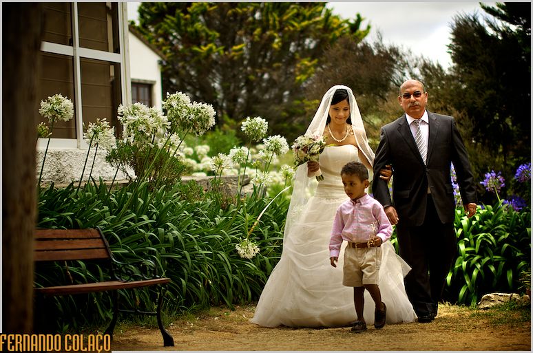 A noiva chega com o pai à Quinta Madredeus para a cerimónia do casamento.