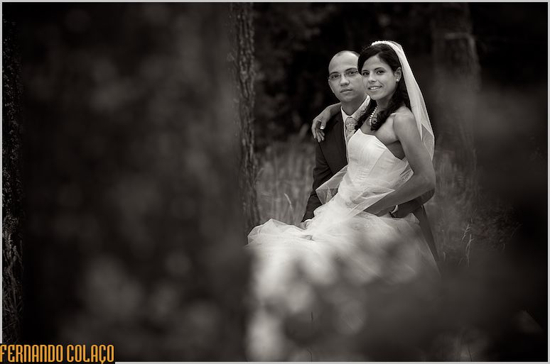 The couple in a photo session in the garden of Quinta Madredeus.