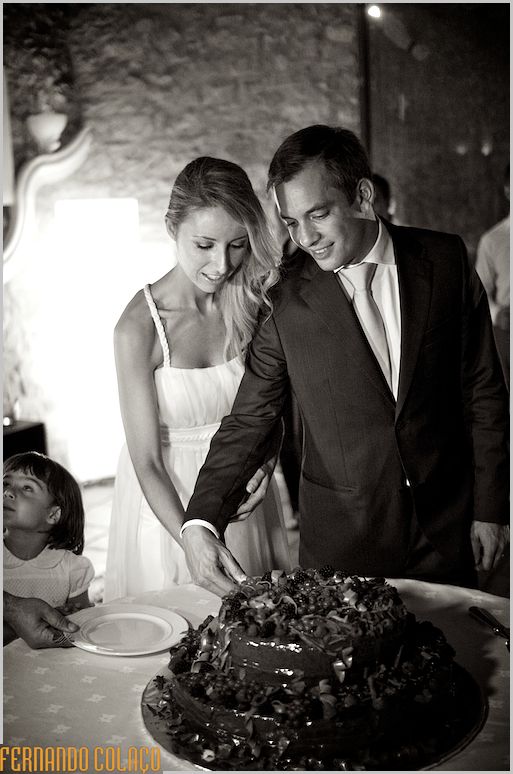 Os noivos cortam o bolo do casamento, na Quinta dos Gafanhotos.