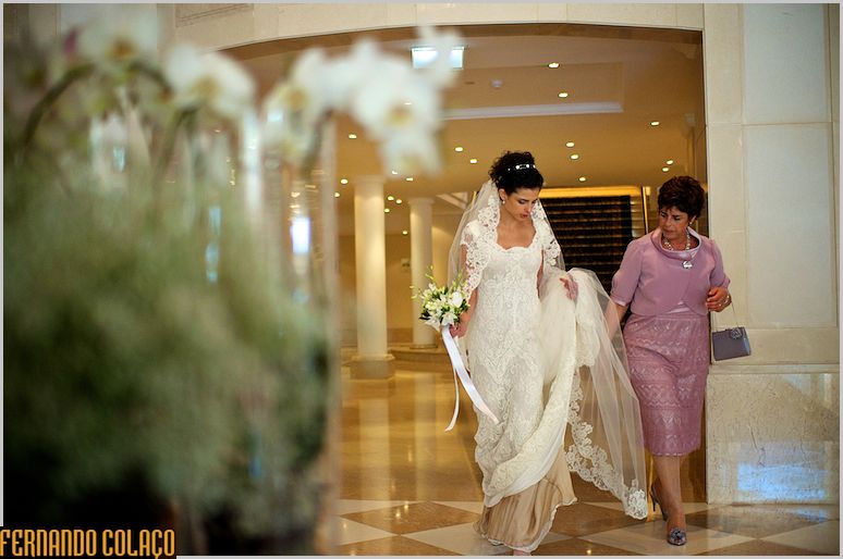 A noiva com a mãe, no Penha Longa Resort Hotel a caminho da cerimónia do casamento.