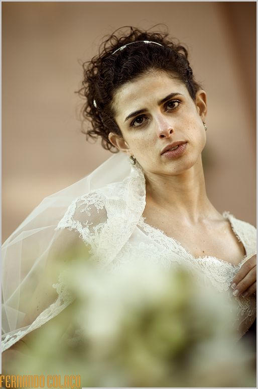 A noiva, numa luz muito suave, posa para retrato pelo fotógrafo de casamento.