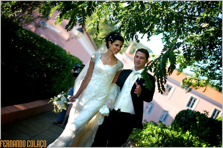 Os noivos passeiam no Penha Longa Resort na sessão de fotografias.