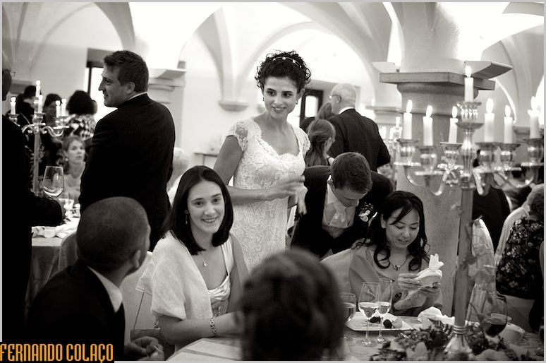 A noiva passeia pelas mesas conversando com os convidados.