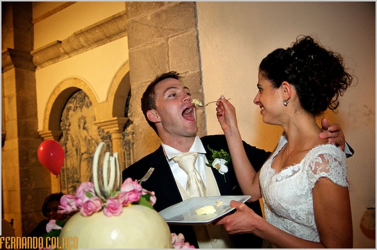 A noiva dá aprovar ao noivo o bolo do casamento.