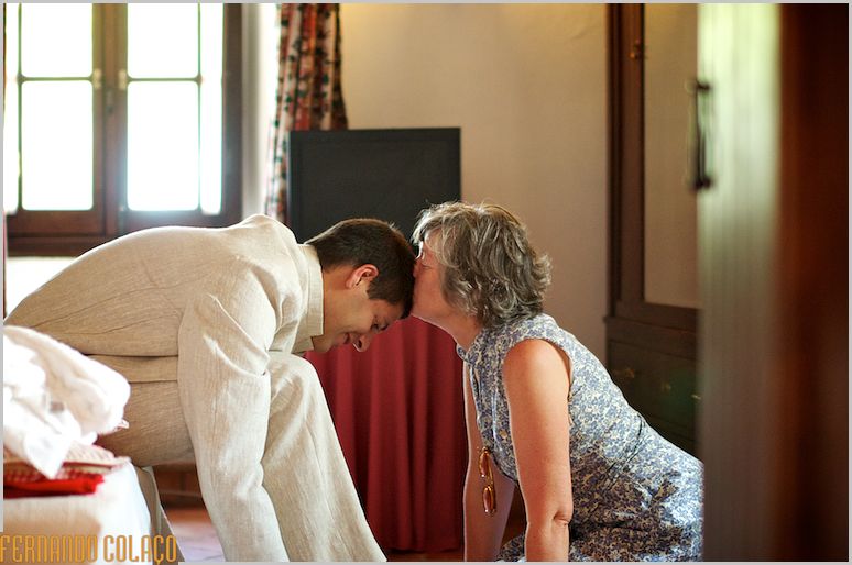A mãe do novo beija-o na cabeça.