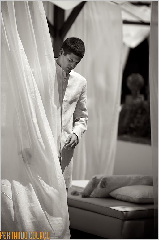 O noivo entre os panos de uma estrutura no Monte dos Agosto, no Algarve.