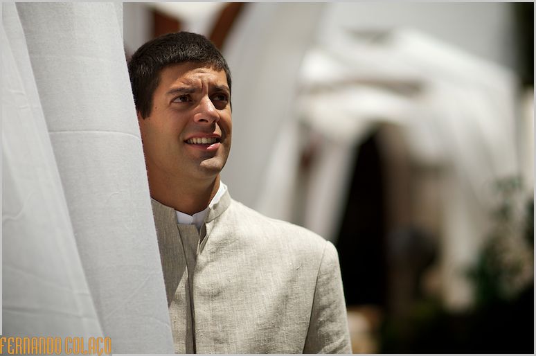 O noivo, num retrato, olha para longe.