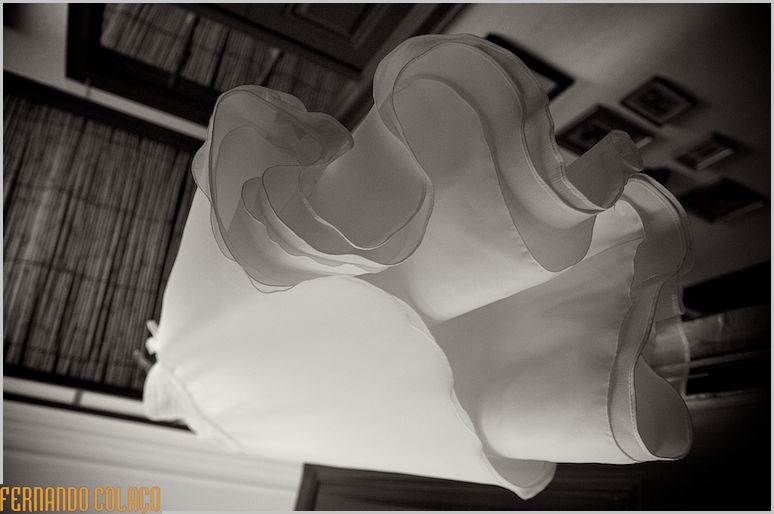 O vestido da noiva, pendurado.