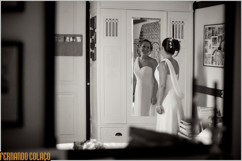 A noiva num espelho vista de outro espelho.