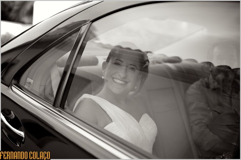 No automóvel, a noiva chega à cerimónia do casamento na Quinta dos Agostos no Algarve.