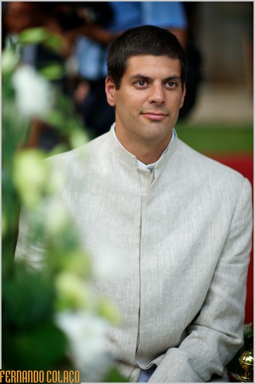 Noivo, sentado, durante a cerimónia do casamento no Monte dos Agostos.