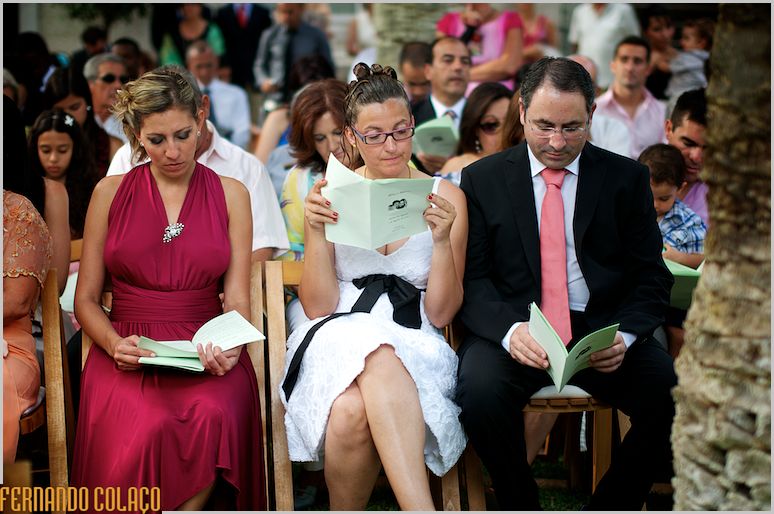 Convidados assistem à cerimónia do casamento.