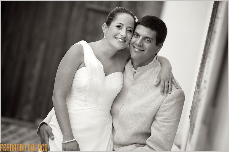 Num retrato o noivo e a noiva, sentados perto um do outro.