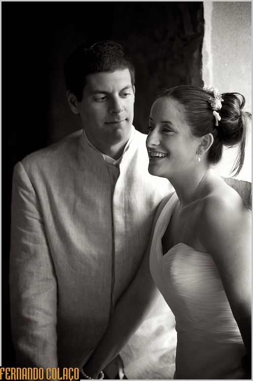 Noiva olha em frente e noivo para ela.