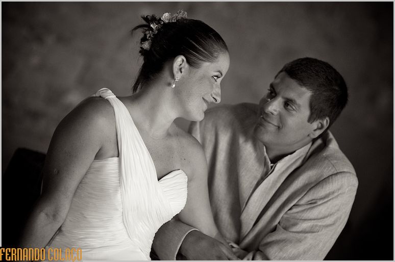 Olhando um para o outro, os noivos num espaço da Quinta dos Agostos no Algarve