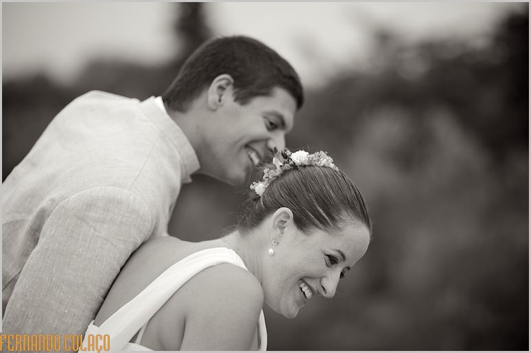 Os noivos olham para baixo.