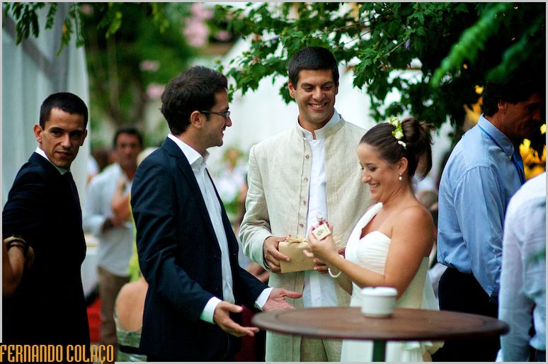 Junto de convidados, a noiva recebe uma prenda.