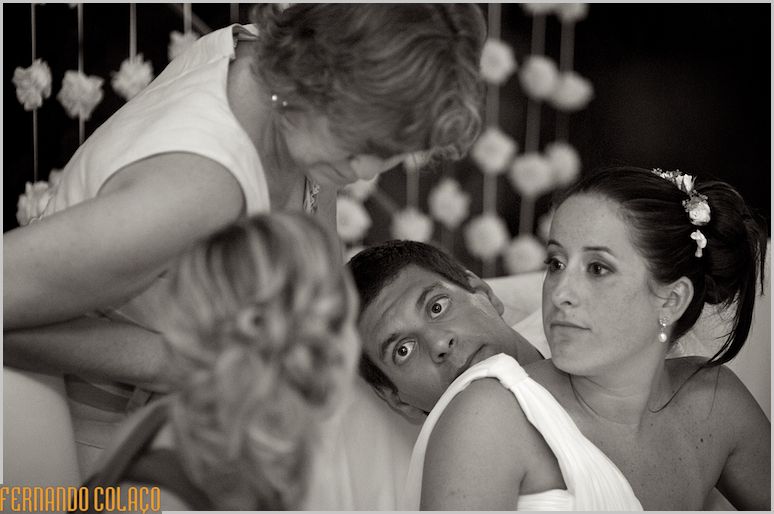 Convidada em conversa com os noivos.