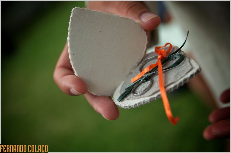 Alianças do casamento dentro de um coração de papel.