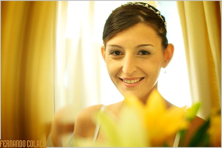 Noiva sorrindo rodeada de cores amarelas.