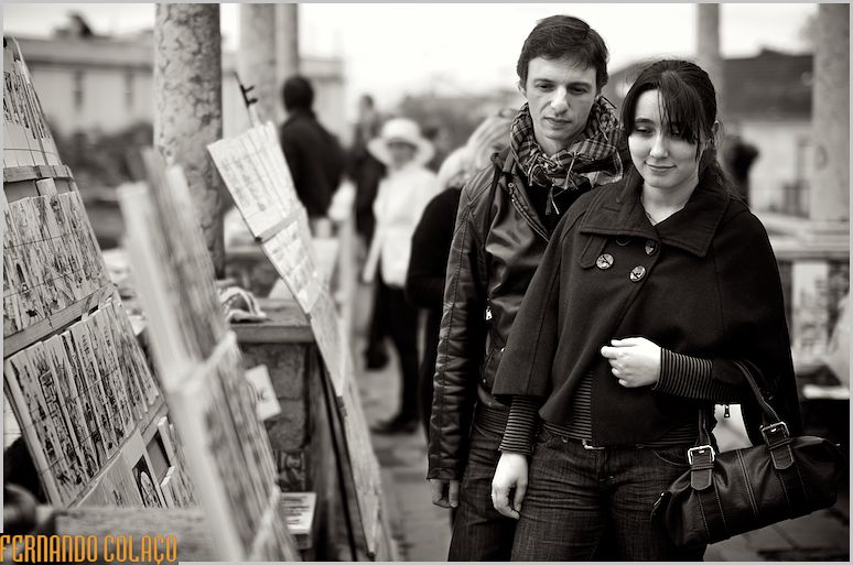 The couple looking at the drawings displayed on a street in Lisbon.