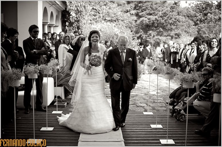 Entrance of the bride, with her father and in the midst of guests, at the wedding ceremony.