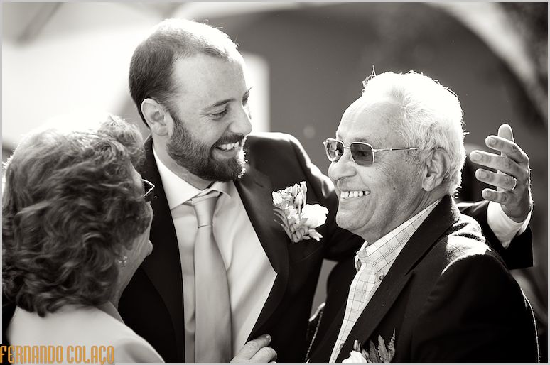 The groom, satisfied, with a guest during the greetings.