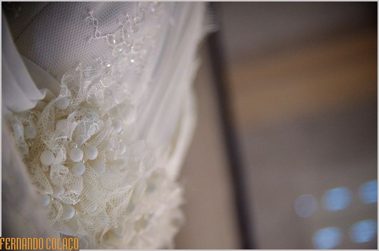 Um detalhe do vestido da noiva.
