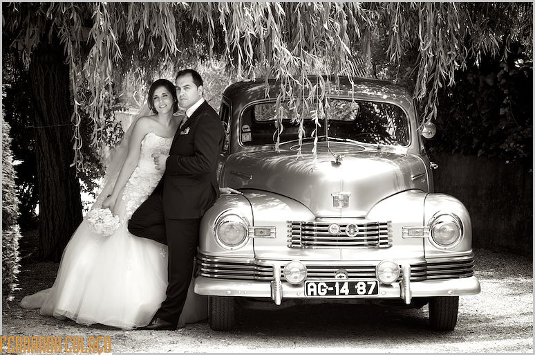 At Quinta dos Alfinetes in Sintra, the groom and the bride next to an old car.