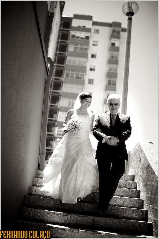 O noiva com o pai desce a escadaria que a leva à igreja para a cerimónia.