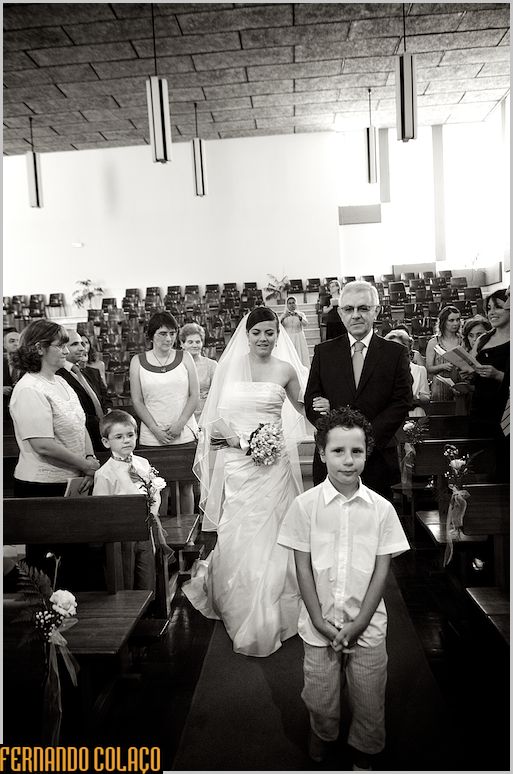 O momento da entrada da noiva com pai na igreja, 