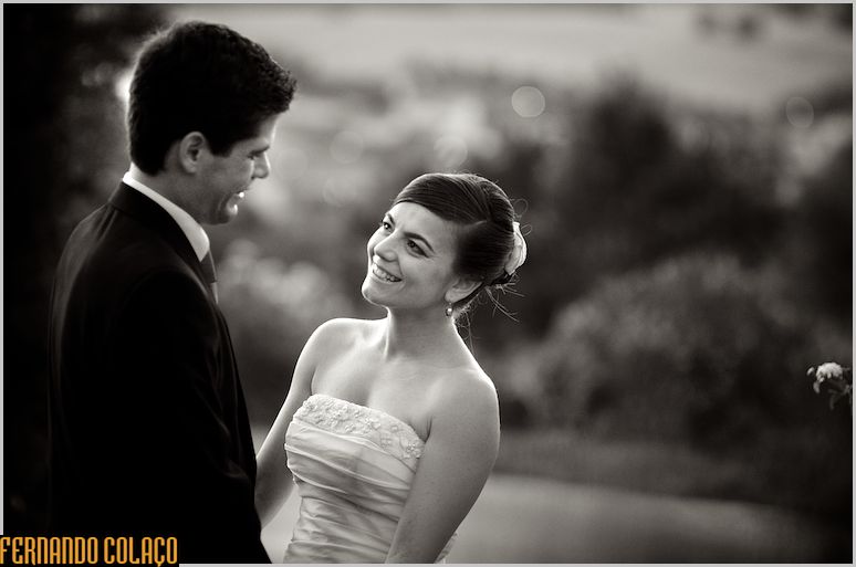 A noiva sorri, emocionada, para o noivo na sessão com o fotógrafo de casamento, já ao fim da tarde na Casa de Reguengos.