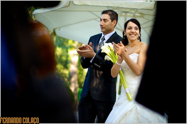 Os noivos aplaudem algo que se passou na recepção na Quintas dos Lagos em Leiria.