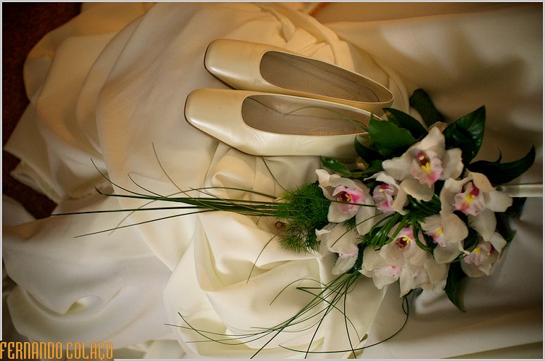 O ramo da noiva juntos dos sapatos.