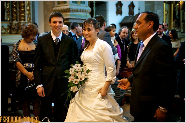 A noiva chega ao altar da cerimónia, junto do noivo e com o pai.