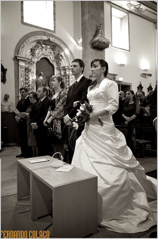 The couple, standing, in the Igreja Matriz do Fundão at the wedding ceremony.