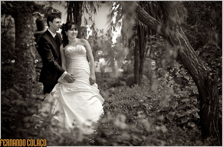 Almost cinematic image of the bride and groom in the garden of Quinta da Hera, in Covilhã.