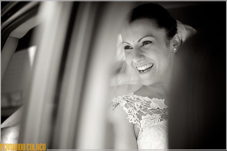 Smiling a lot, the bride inside the car, arriving at the church.