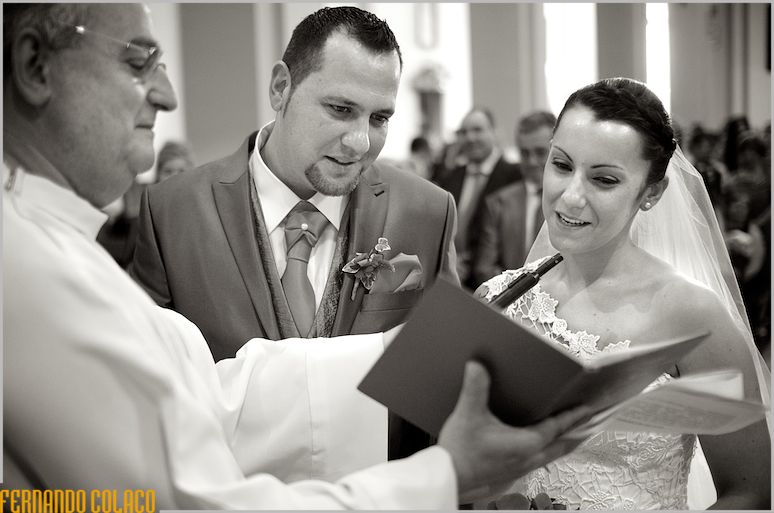 The bride and groom reading the oaths before the wedding ceremony, in a photo by the wedding photographer in Lisbon.