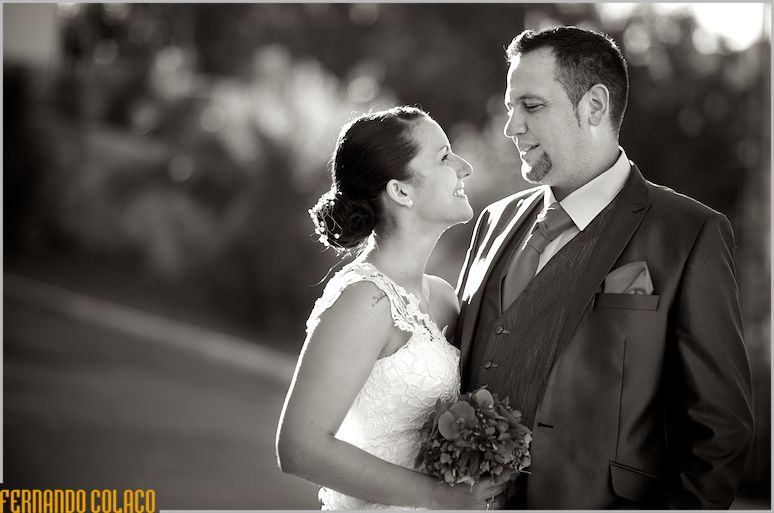 In the garden of Quinta do Palhas, the newly married couple smiles at each other.