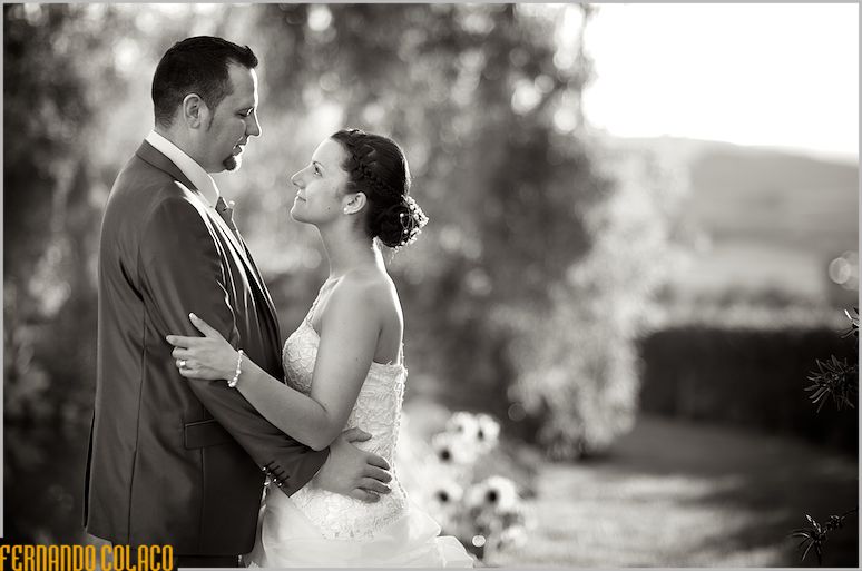 Together and looking at each other, the newlywed couple, in the session with the wedding photographer.