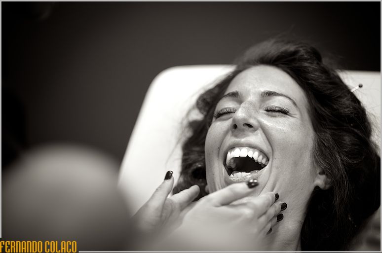 Laughing a lot and with her eyes closed, the bride began to do her makeup.