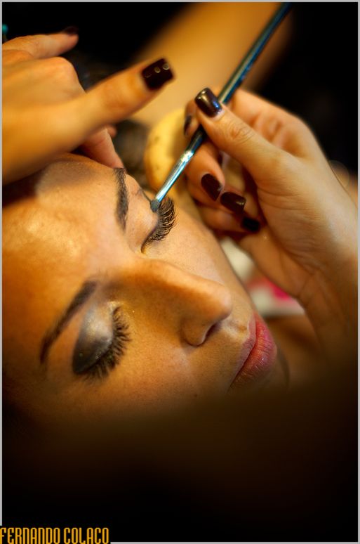 Painting the bride's eyes.