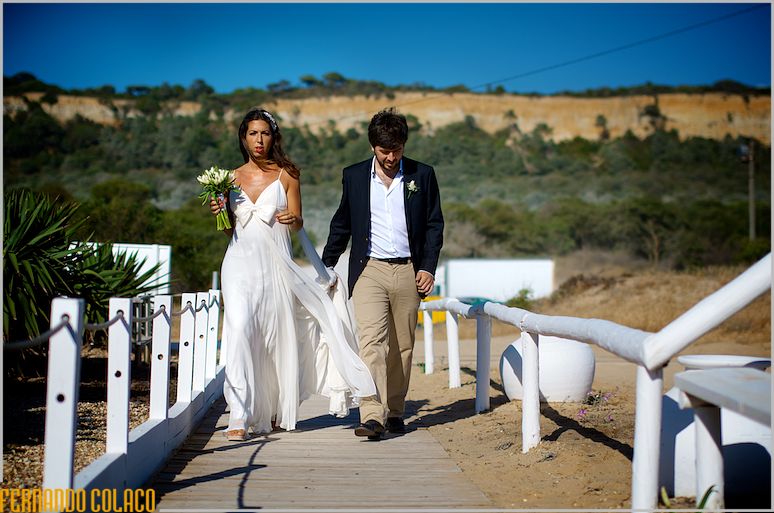 The bride, with her brother, arrived at Praia da Sereia in Caparica.