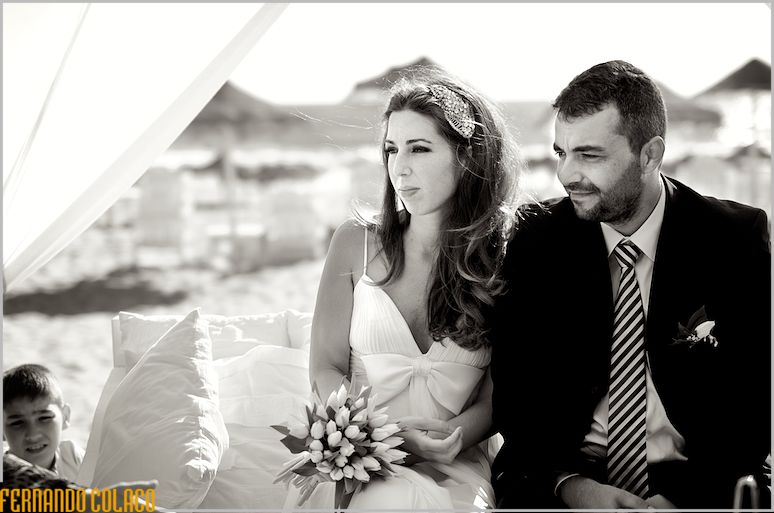 The couple together at the wedding ceremony at Bar Waikiki in Praia da Sereia.