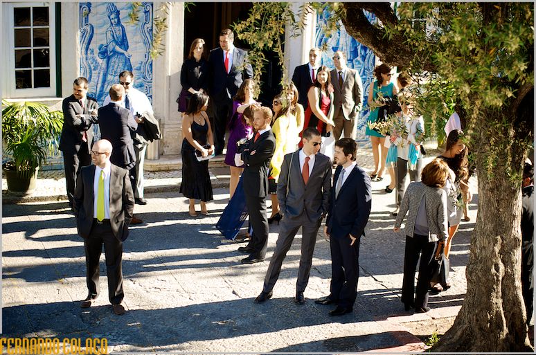 The guests in the courtyard of the Palácio da Rocha do Conde d'Óbidos, waiting for the bride.
